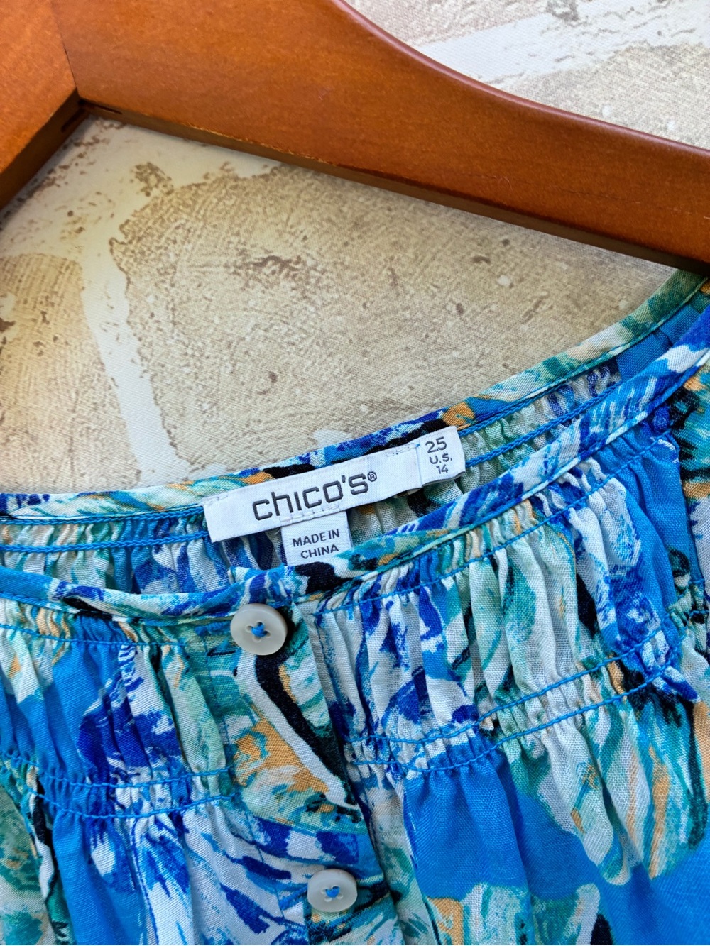 Chicos size 2.5 US 14 puff sleeve Blue shell print Tropical button fro t blouse - Picture 6 of 7